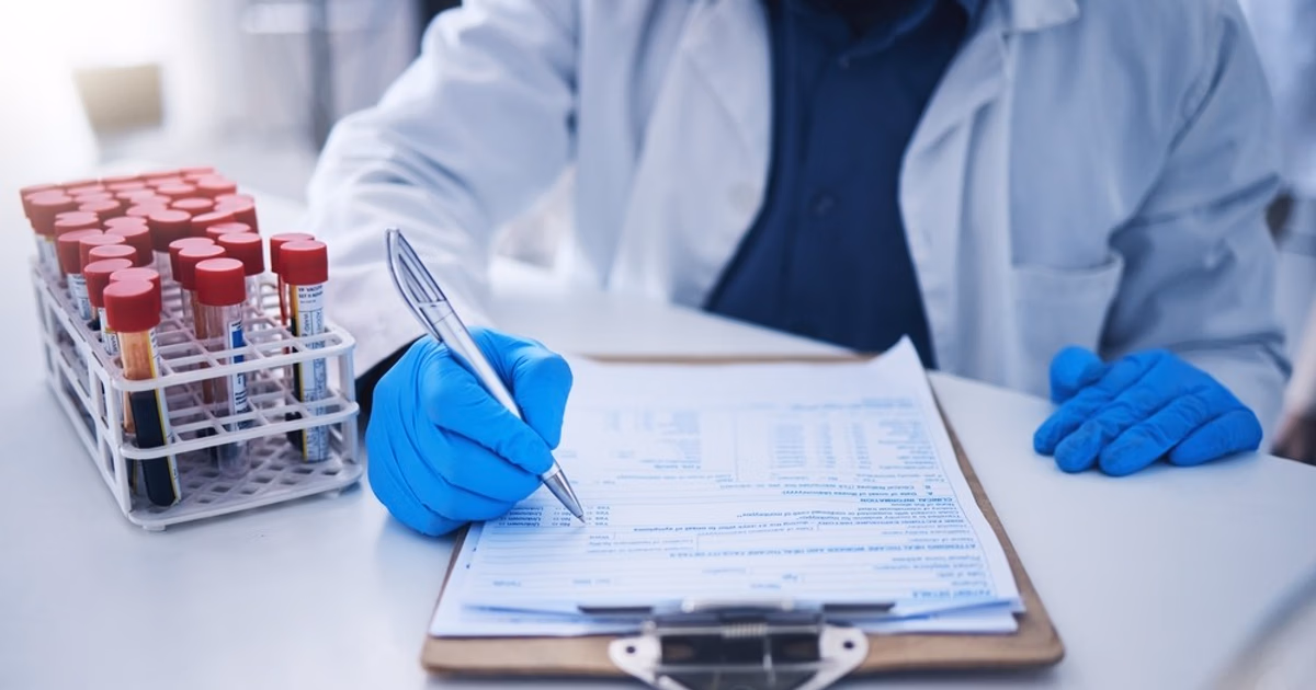 Nagylabor vizsgálat laborban, vérminták és mérőműszerek
